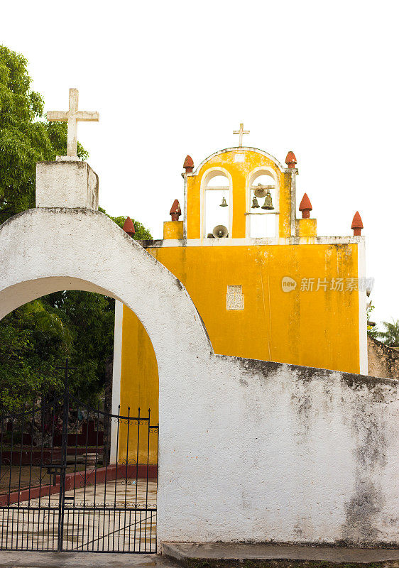 Dzitnup, Valladolid市政，尤卡坦:Yellow Church